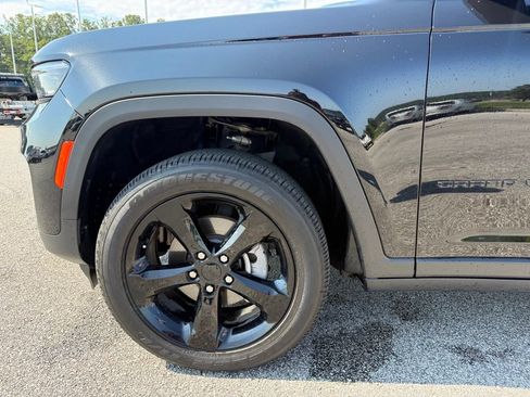 Used 2025 Jeep Grand Cherokee Altitude RWD image 19