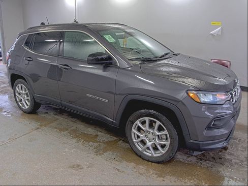 Used 2024 Jeep Compass Latitude AWD/4WD image 2