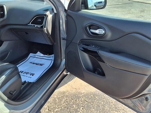 Used 2023 Jeep Cherokee Altitude Lux image 90