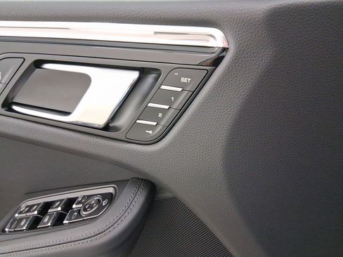 Used 2026 Porsche Macan image 13