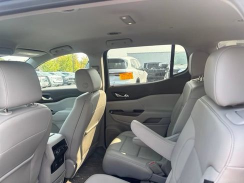 Used 2023 GMC Acadia SLT w/ Preferred Package AWD/4WD image 8