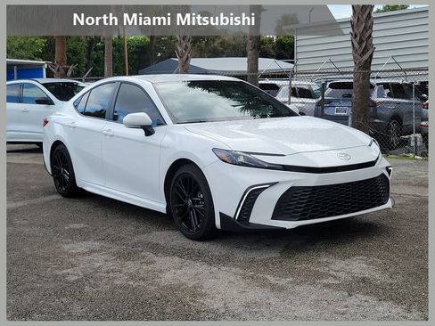 Used 2026 Toyota Camry SE FWD image 1