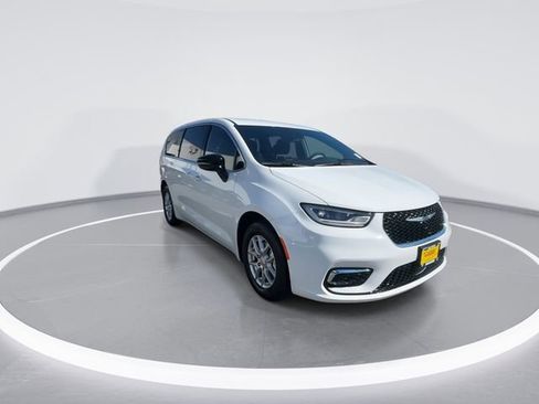 New 2026 Chrysler Pacifica Select image 2