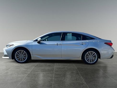 Used 2019 Toyota Avalon Limited image 4
