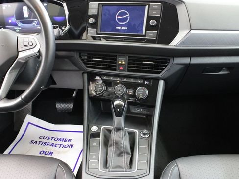Used 2024 Volkswagen Jetta SE FWD image 21