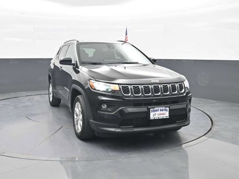 Used 2024 Jeep Compass Latitude AWD/4WD image 2