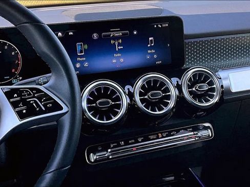 Used 2025 Mercedes-Benz GLB 250 image 9
