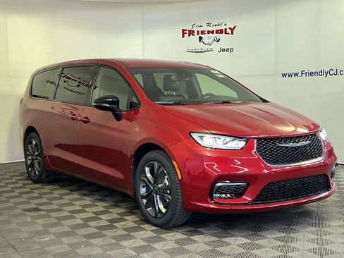 New 2026 Chrysler Pacifica Select image 2
