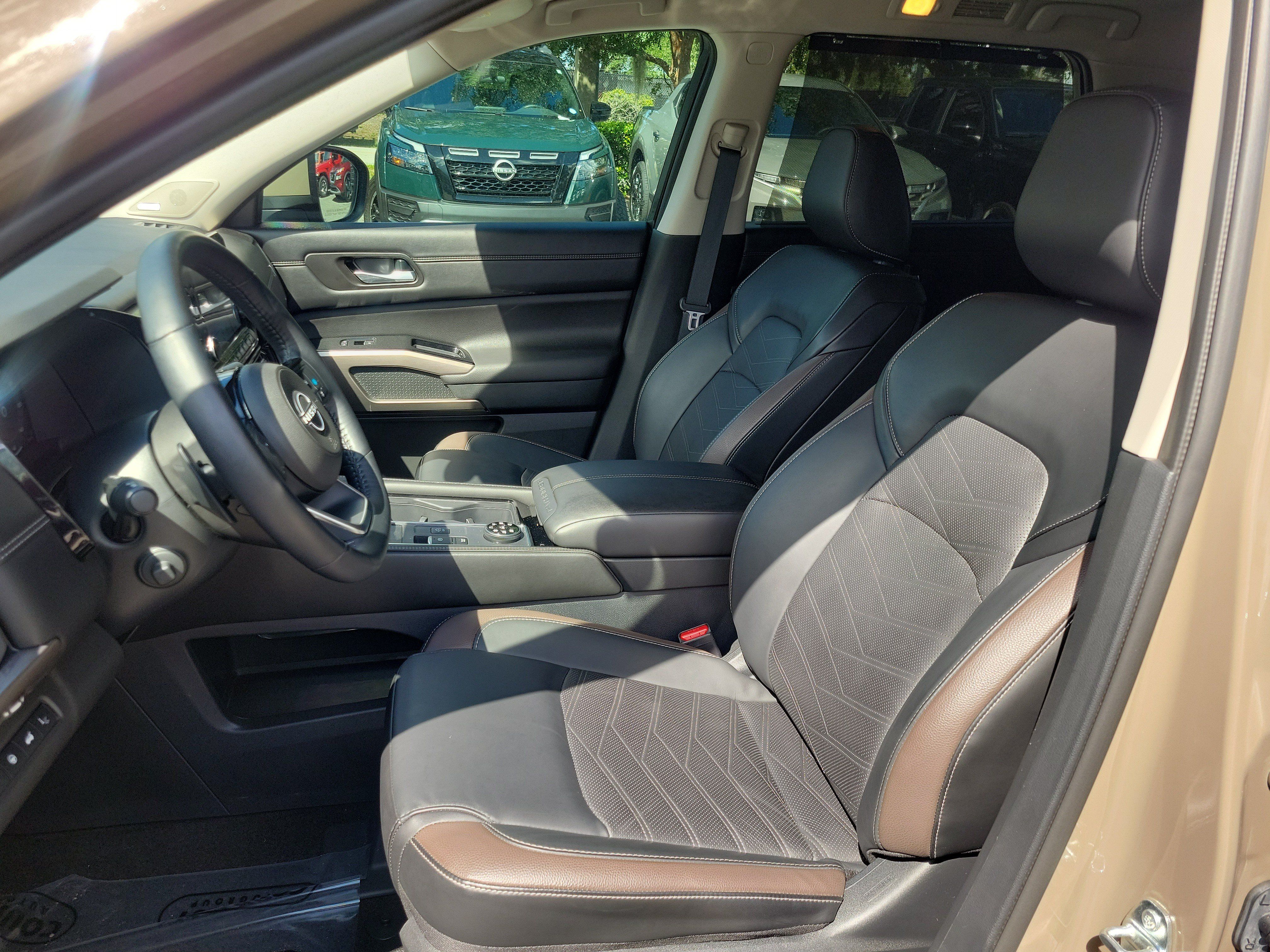 Used 2025 Nissan Pathfinder Platinum w/ Cargo Package AWD/4WD image 18