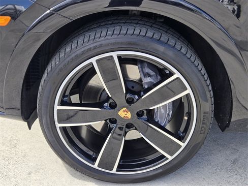 Used 2022 Porsche Cayenne image 9