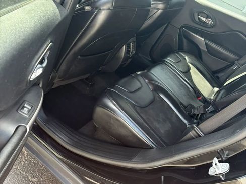 Used 2019 Jeep Cherokee Latitude Plus FWD image 8