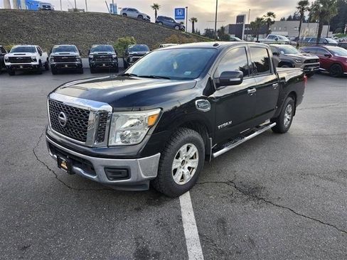 Used 2017 Nissan Titan SV image 3