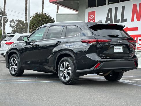 Used 2024 Toyota Highlander XLE FWD image 3