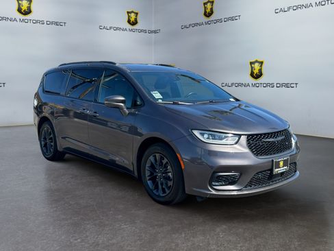 Used 2021 Chrysler Pacifica Touring-L w/ Premium & Safety Sphere Group FWD image 7