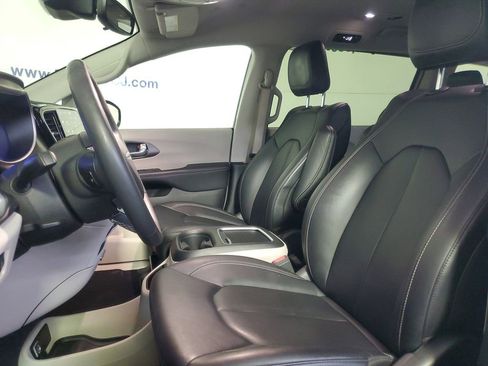 Used 2024 Chrysler Pacifica Touring-L image 16