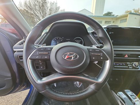 Used 2022 Hyundai Sonata Limited w/ Preferred Accessory Package image 11