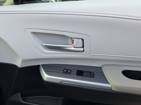 Used 2025 Toyota Sienna XLE image 36