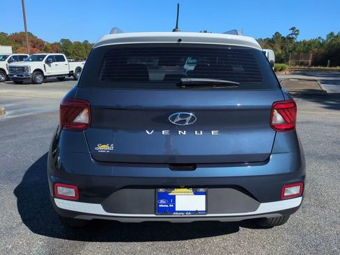 Used 2024 Hyundai Venue Limited image 5