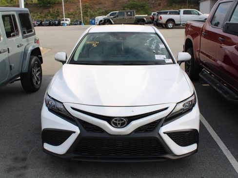 Used 2022 Toyota Camry SE image 2