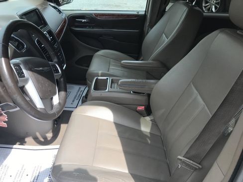 Used 2016 Chrysler Town & Country Touring image 10
