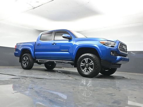 Used 2018 Toyota Tacoma TRD Sport image 32