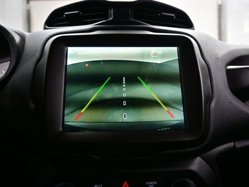 Used 2022 Jeep Renegade Latitude AWD/4WD image 19
