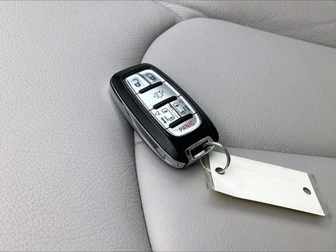 Used 2017 Chrysler Pacifica Touring w/ Tire & Wheel Group image 11