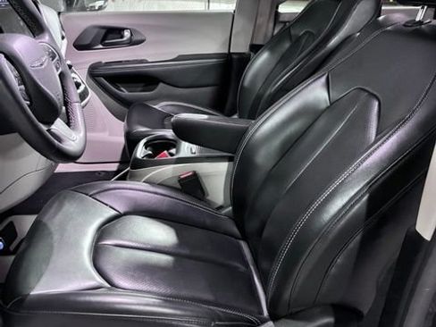 Used 2023 Chrysler Pacifica Touring-L FWD image 13