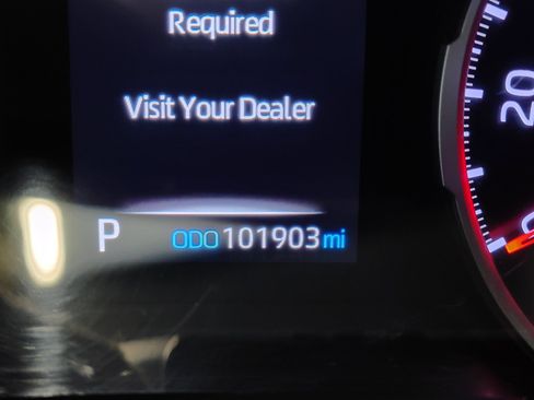 Used 2021 Toyota RAV4 XLE FWD image 2