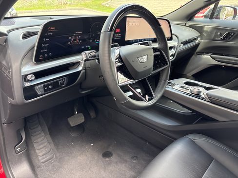 Used 2025 Cadillac Lyriq Luxury w/ LPO, Floor Liner Package AWD/4WD image 23