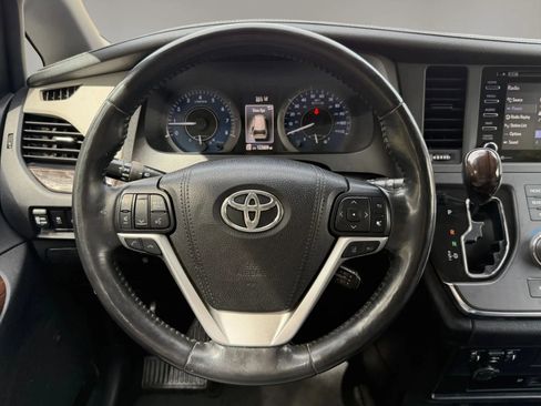 Used 2018 Toyota Sienna Limited Premium FWD image 23