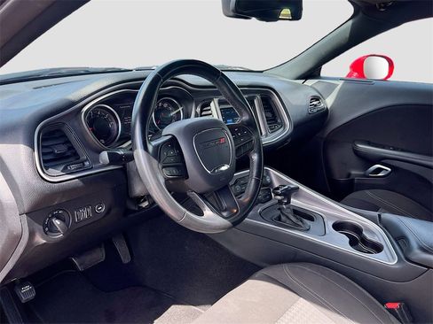 Used 2022 Dodge Challenger SXT image 9