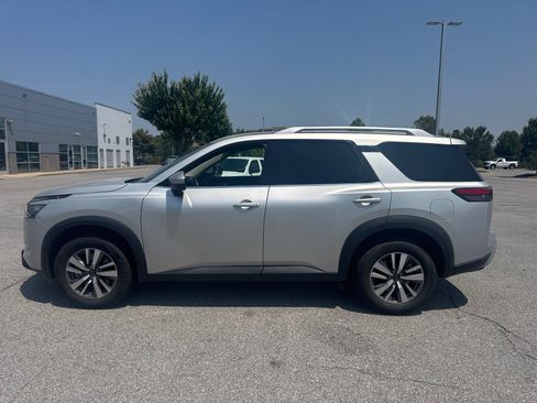 Used 2025 Nissan Pathfinder SL FWD image 10