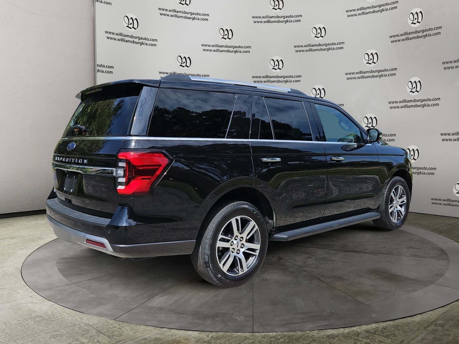 Used 2024 Ford Expedition Limited AWD/4WD image 5