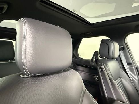 Used 2025 Land Rover Discovery S image 35