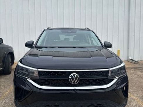 Used 2024 Volkswagen Taos SE FWD image 3