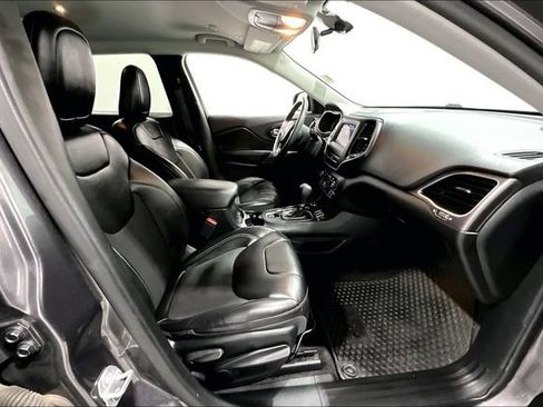 Used 2019 Jeep Cherokee Latitude Plus w/ Cold Weather Group AWD/4WD image 32