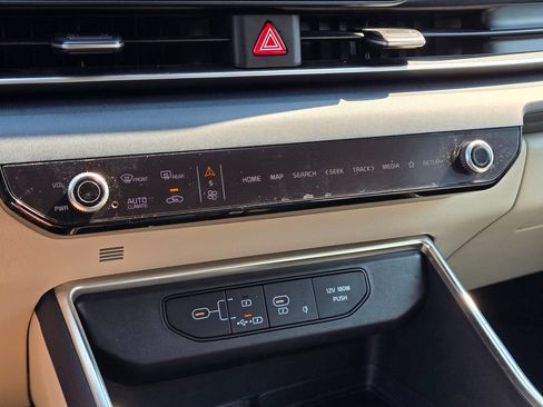 Used 2025 Kia Carnival EX FWD image 21