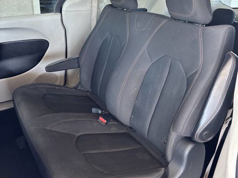 Used 2019 Chrysler Pacifica L image 16