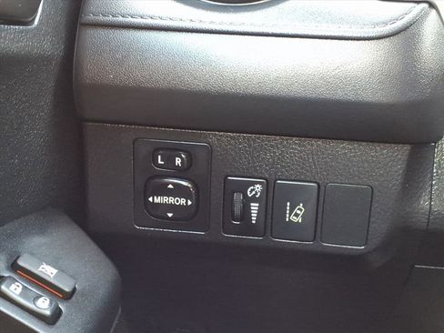 Used 2017 Toyota RAV4 LE image 28