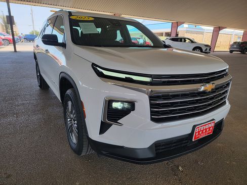 Used 2025 Chevrolet Traverse LT FWD image 5