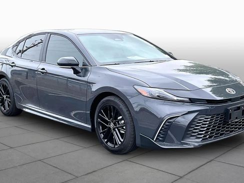 Used 2026 Toyota Camry SE w/ Convenience Package image 3