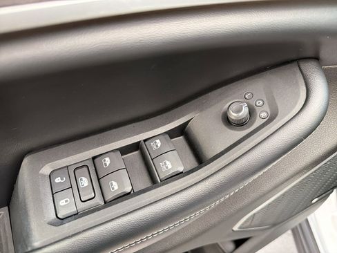 Used 2023 Jeep Grand Cherokee L Limited w/ Black Appearance Package image 13