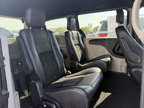 Used 2018 Dodge Grand Caravan SXT FWD image 12