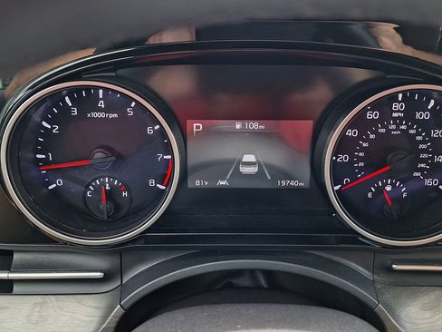 Used 2024 Kia Carnival EX FWD image 18