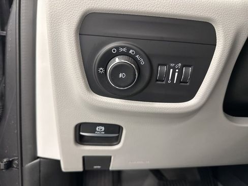 Used 2022 Jeep Grand Cherokee Overland w/ Luxury Tech Group IV AWD/4WD image 23