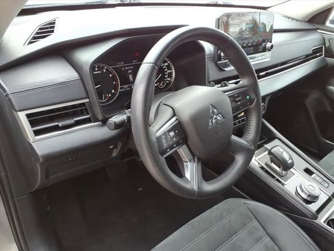Used 2024 Mitsubishi Outlander SE image 14