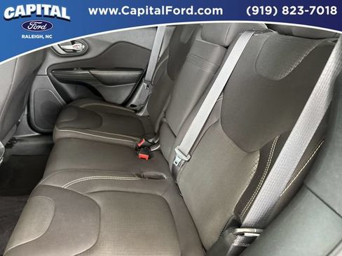 Used 2016 Jeep Cherokee Latitude w/ Safety/Convenience Group FWD image 18