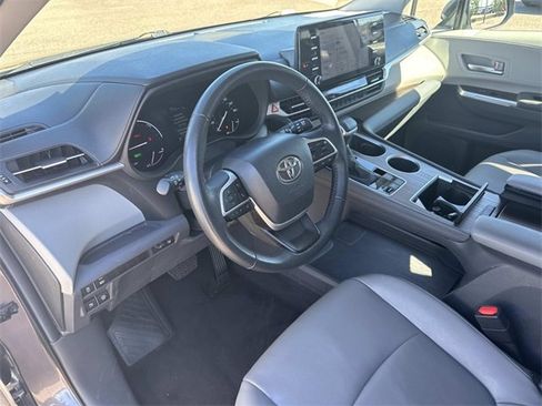 Used 2024 Toyota Sienna XLE image 33