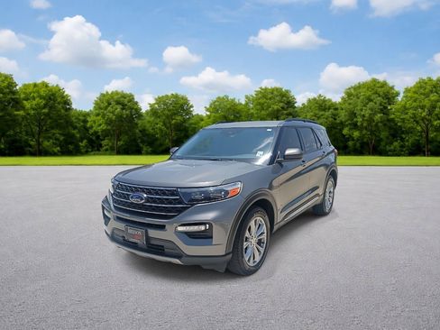 Used 2023 Ford Explorer XLT w/ Equipment Group 202A AWD/4WD image 3